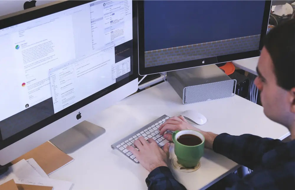 Design-Service in Porta Westfalica und Minden – Grafikdesigner am Computer