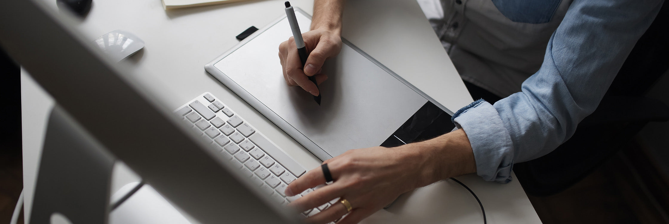 Mitarbeiter bei der Beantwortung von Fragen zu Werbemaßnahmen