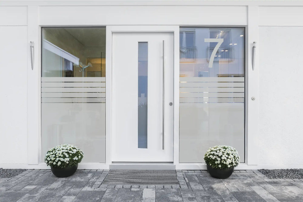 Fensterfolien oder Dekorfolie als Sichtschutz mit Streifen für einen Eingang 