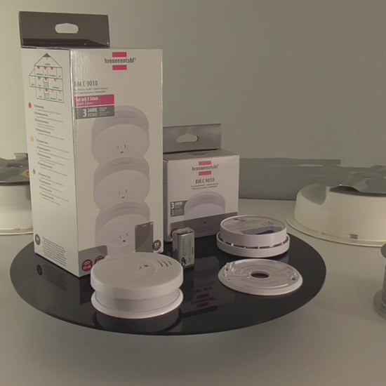 Elektrische Drehbühne mit 40 cm großer, schwarz glänzender Aufsatzplatte in Rotation für die 360-Grad-Produktpräsentation