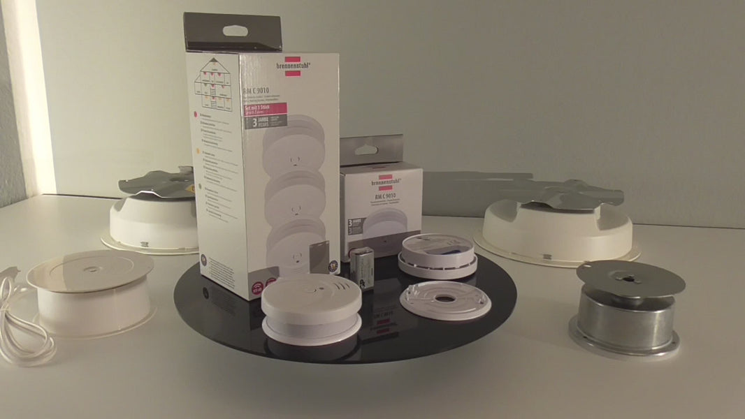 Elektrische Drehbühne mit 40 cm großer, schwarz glänzender Aufsatzplatte in Rotation für die 360-Grad-Produktpräsentation