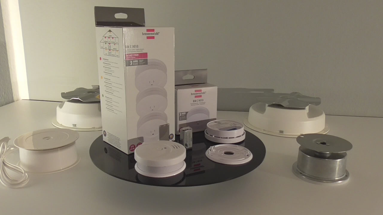 Elektrische Drehbühne mit 40 cm großer, schwarz glänzender Aufsatzplatte in Rotation für die 360-Grad-Produktpräsentation