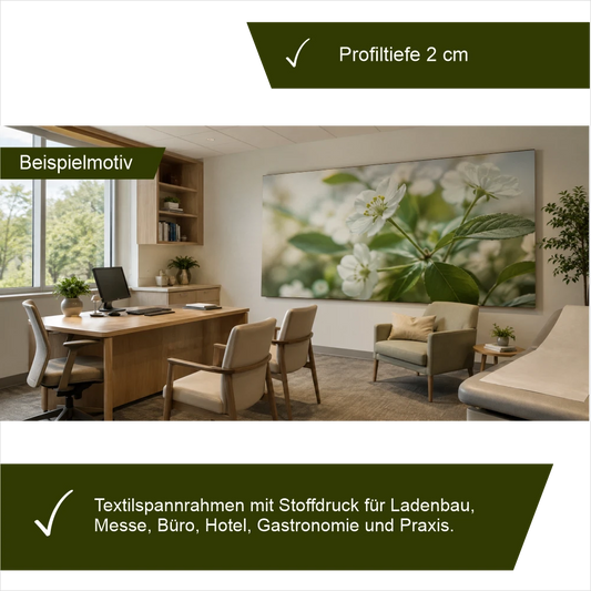 Großformatiger Textilspannrahmen als Wandbild in moderner Arztpraxis