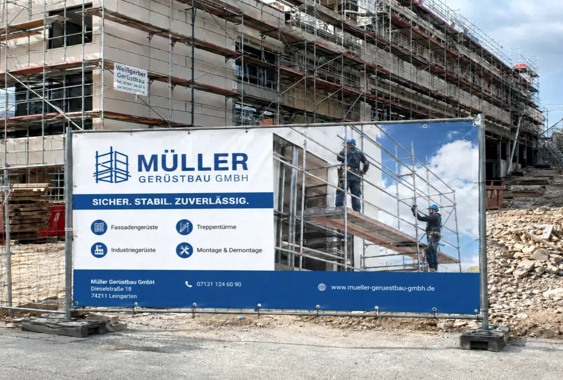 Bedruckte Bauzaunplane mit Ösen auf einer Baustelle in Porta Westfalica