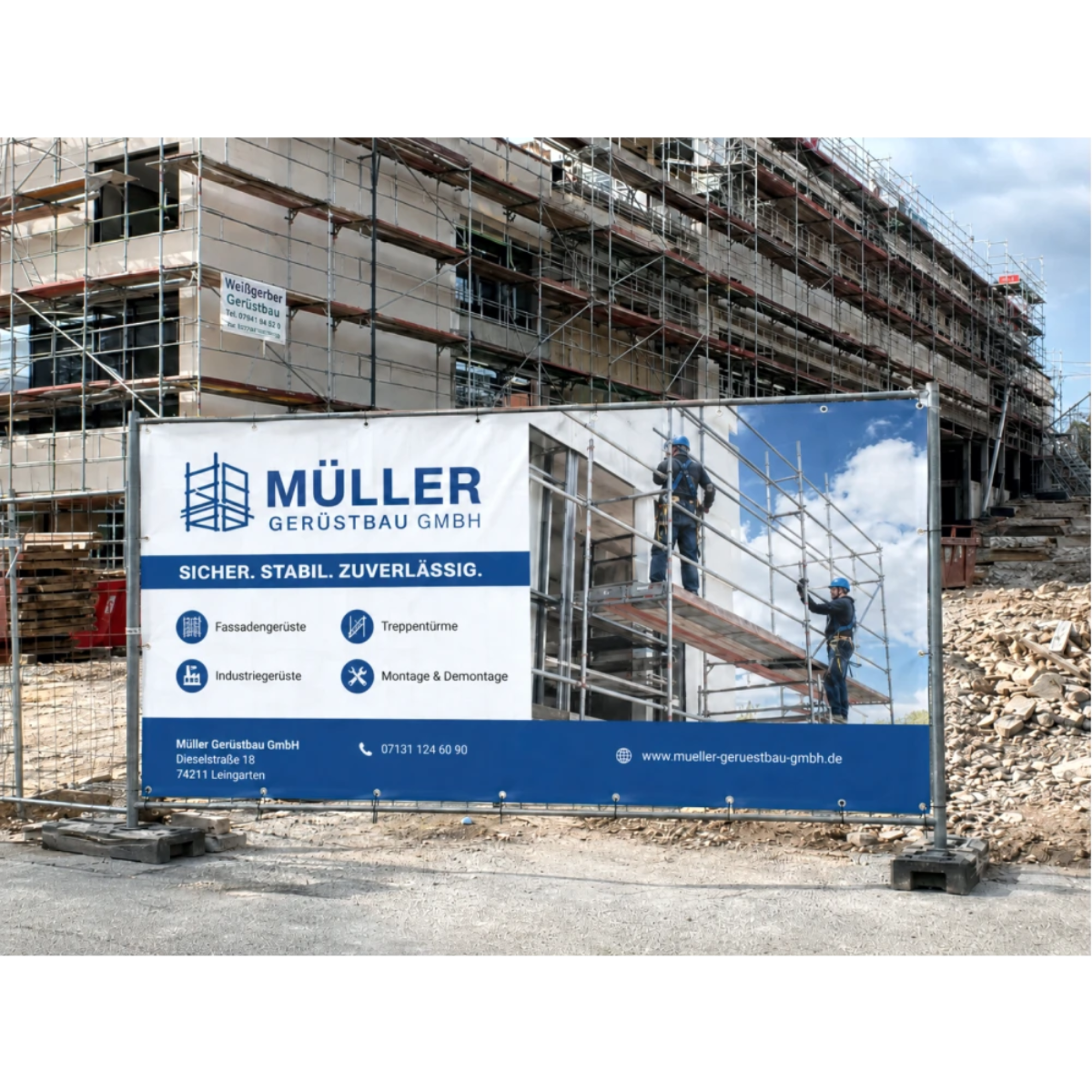 Bauzaunbanner mit Ösen auf einer Baustelle vor eingerüstetem Gebäude mit Werbedruck in Minden